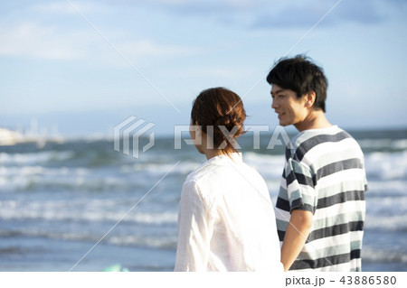 カップル　海 43886580