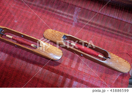 ウールのショールームを織っている機織り作業 ウールのショールームを織っている機織り作業 43886599