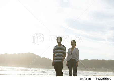 カップル　海 43886605