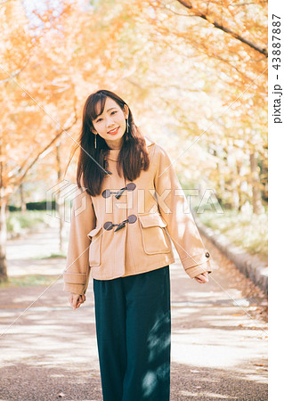 紅葉と女性　 43887887