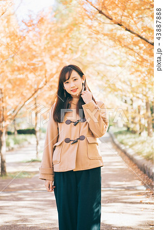 紅葉と女性　 43887888