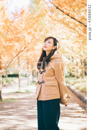 紅葉と女性 紅葉と女性 43888032