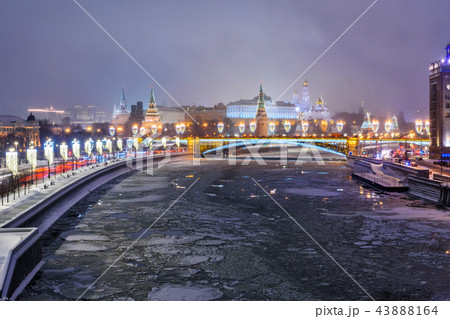 View of Moscow Kremlin and Bolshoy Kamenny Bridge 43888164