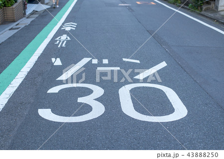 ゾーン30の標識、時速30キロ速度規制 ゾーン30の標識、時速30キロ速度規制 43888250