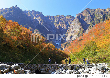 一ノ倉沢から秋の谷川岳を見る 一ノ倉沢から秋の谷川岳を見る 43888415