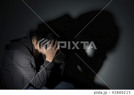 悩む男性 悩む男性 43889215