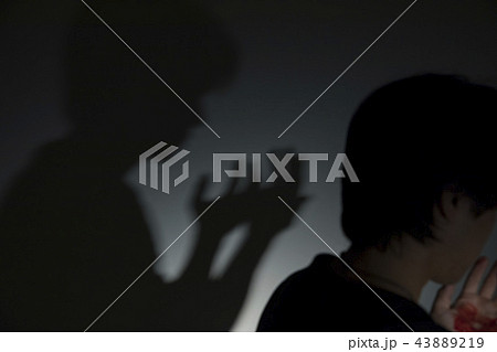 悩む男性 43889219