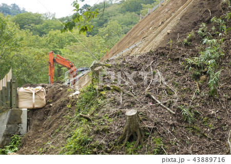 法面工事・工事現場・イメージ・台風　大雨　土砂崩れ　落石 43889716