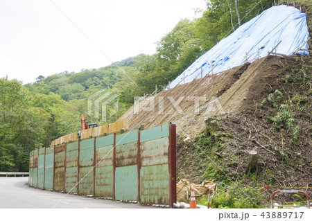法面工事・工事現場・イメージ・台風 大雨 土砂崩れ 落石 法面工事・工事現場・イメージ・台風 大雨 土砂崩れ 落石 43889717