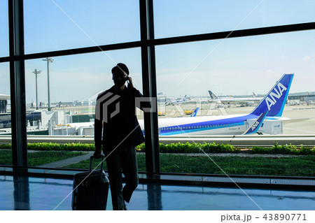 ビジネスマン 空港 出張 ビジネス イメージ 43890771