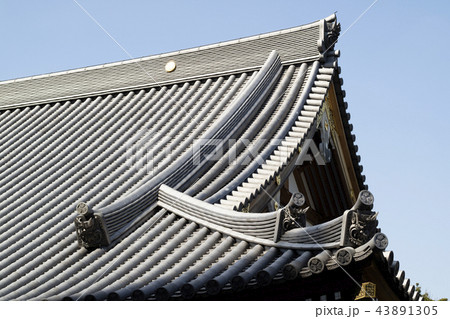 寺院の瓦屋根 43891305