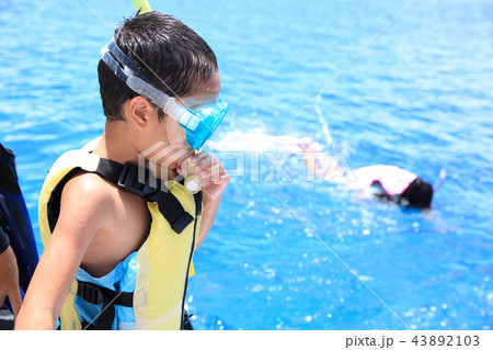 マリンレジャーを楽しむ子ども 43892103