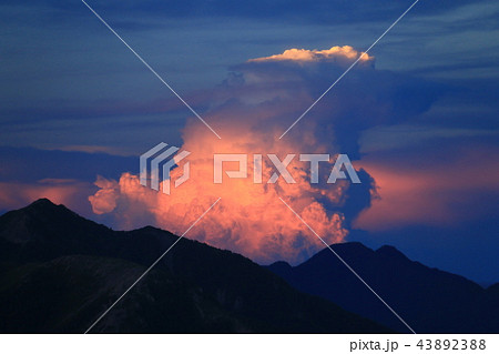 南アルプス光岳（てかりだけ） 山頂直下光岳小屋から　夕陽を受ける積乱雲 43892388