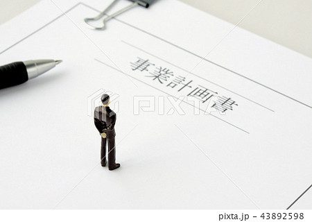 事業計画を考えるビジネスマン 43892598