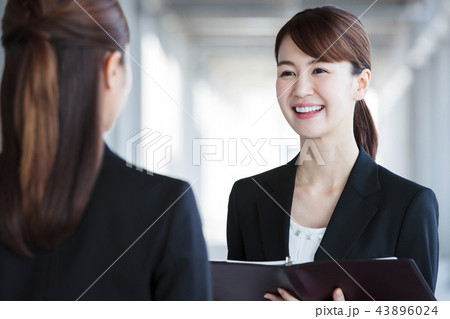 ビジネス 女性 オフィス ビジネスウーマン ビジネス 女性 オフィス ビジネスウーマン 43896024