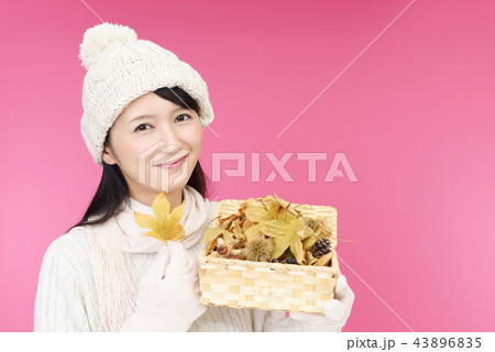 笑顔の女性 43896835