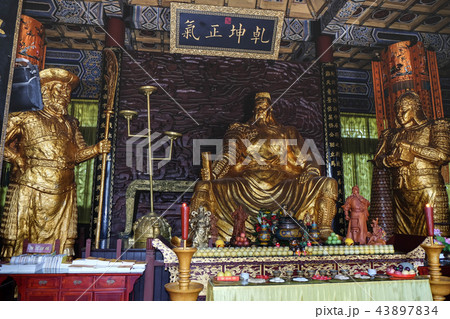 Statues of Guan Yu, In The Guan yu temple, Hubei C Statues of Guan Yu, In The Guan yu temple, Hubei C 43897834