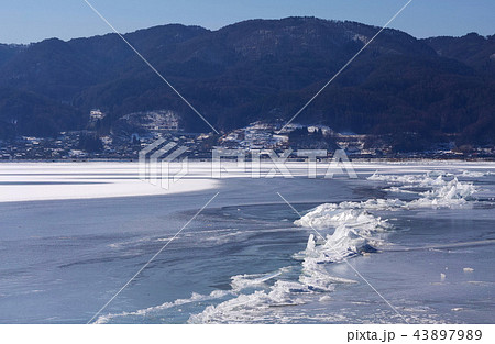 【長野県】御神渡り・おみわたり 諏訪湖 （赤砂崎公園グランド付近）コピースペース 2018 43897989