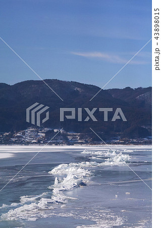 【長野県】御神渡り・おみわたり 諏訪湖 （赤砂崎公園グランド付近）コピースペース 2018 43898015