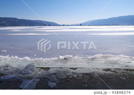 【長野県】「御神渡り」出現時 湖岸に打ちあげられる氷 諏訪湖 （赤砂崎公園グランド付近） 2018 43898374