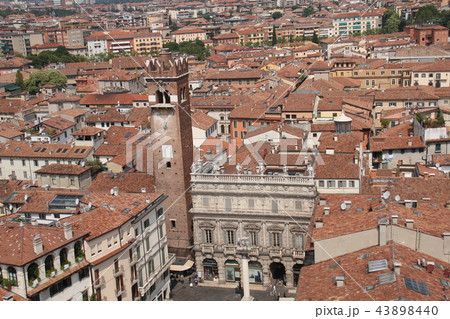 ヴェローナの街並み　サンピエトロ城 43898440