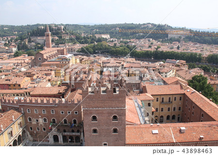 ヴェローナの街並み　サンピエトロ城 43898463