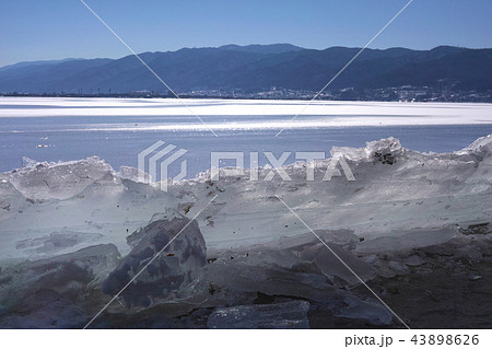 【長野県】「御神渡り」出現時 湖岸に打ちあげられる氷 諏訪湖 (赤砂崎公園グランド付近) 2018 【長野県】「御神渡り」出現時 湖岸に打ちあげられる氷 諏訪湖 (赤砂崎公園グランド付近) 2018 43898626