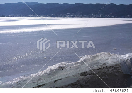 【長野県】「御神渡り」出現時 湖岸に打ちあげられる氷 諏訪湖 (赤砂崎公園グランド付近) 2018 【長野県】「御神渡り」出現時 湖岸に打ちあげられる氷 諏訪湖 (赤砂崎公園グランド付近) 2018 43898627
