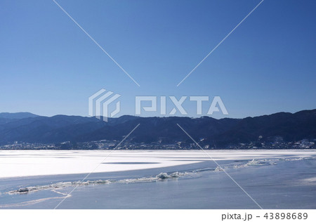 【長野県】御神渡り・おみわたり 諏訪湖 （赤砂崎公園グランド付近）コピースペース 2018 43898689