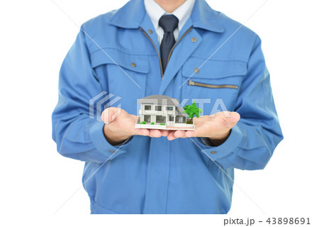 住宅模型を持つ労働者 住宅模型を持つ労働者 43898691