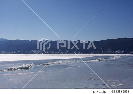 【長野県】御神渡り・おみわたり 諏訪湖 （赤砂崎公園グランド付近）コピースペース 2018 43898693