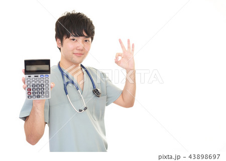 計算機を持つ笑顔の医師 計算機を持つ笑顔の医師 43898697