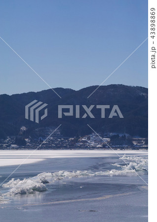 【長野県】御神渡り・おみわたり 諏訪湖 （赤砂崎公園グランド付近）コピースペース 2018 43898869