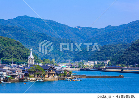 カトリック﨑津教会と﨑津集落を望む　世界遺産　【熊本県天草市】 43898986