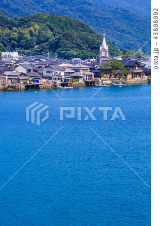 カトリック﨑津教会と﨑津集落を望む 世界遺産 【熊本県天草市】 カトリック﨑津教会と﨑津集落を望む 世界遺産 【熊本県天草市】 43898992