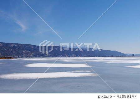【長野県】「御神渡り」出現時 結氷した諏訪湖の風景 43899147