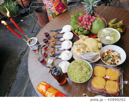 Pay homage Chinese New Year 43899262