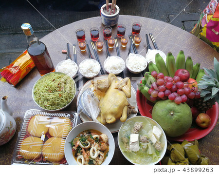 Pay homage Chinese New Year 43899263