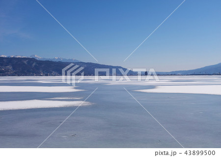 【長野県】「御神渡り」出現時 結氷した諏訪湖の風景 43899500