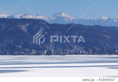 【長野県】御神渡り発生時 全面結氷した諏訪湖と八ヶ岳 【長野県】御神渡り発生時 全面結氷した諏訪湖と八ヶ岳 43899507