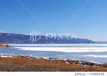 【長野県】「御神渡り」出現時 結氷した諏訪湖の風景 43899508