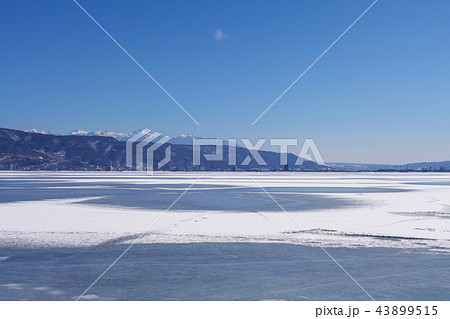 【長野県】「御神渡り」出現時 結氷した諏訪湖の風景 43899515