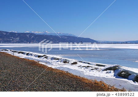 【長野県】「御神渡り」出現時 結氷した諏訪湖の風景 【長野県】「御神渡り」出現時 結氷した諏訪湖の風景 43899522