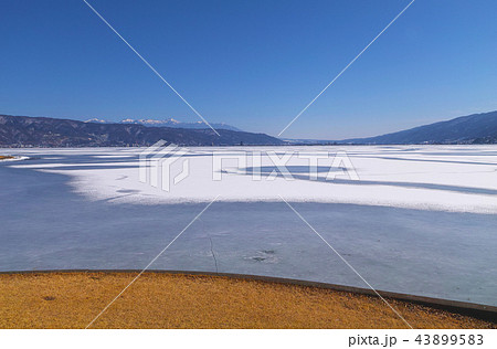 【長野県】「御神渡り」出現時 結氷した諏訪湖の風景 【長野県】「御神渡り」出現時 結氷した諏訪湖の風景 43899583