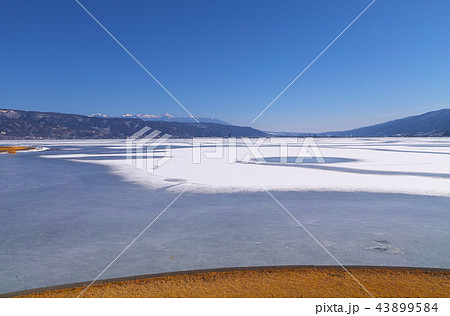 【長野県】「御神渡り」出現時 結氷した諏訪湖の風景 【長野県】「御神渡り」出現時 結氷した諏訪湖の風景 43899584