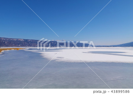 【長野県】「御神渡り」出現時 結氷した諏訪湖の風景 【長野県】「御神渡り」出現時 結氷した諏訪湖の風景 43899586