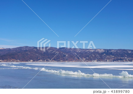 【長野県】御神渡り・おみわたり 諏訪湖 (岡谷市立湊小学校付近)コピースペース 2018 【長野県】御神渡り・おみわたり 諏訪湖 (岡谷市立湊小学校付近)コピースペース 2018 43899780