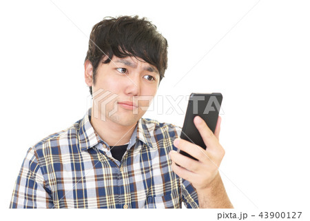 スマートフォンを持つ男性 スマートフォンを持つ男性 43900127