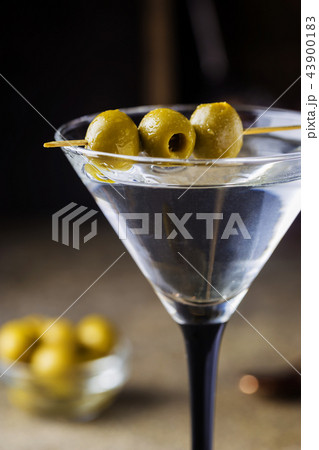 Cocktail martini with olives 43900183