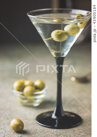 Cocktail martini with olives 43900184